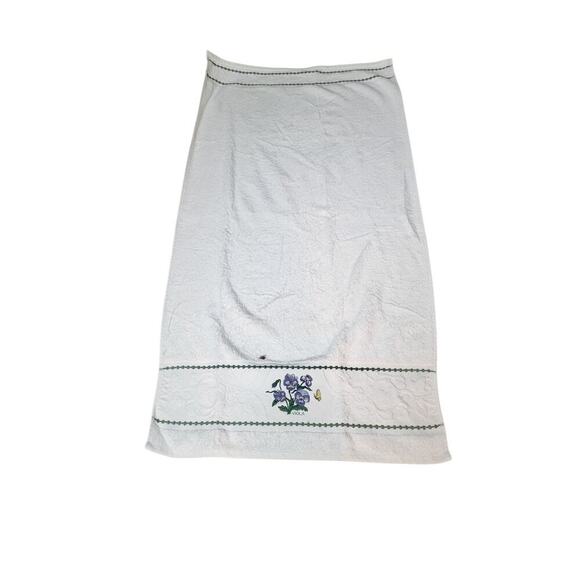 CROSCILL WHITE COTTON EMBROIDERED Floral Violet Peony HAND TOWEL Leaf Trim - Picture 1 of 4